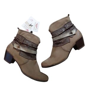 NEW Western Leather Booties Women's Brown Belted Ankle Boots By TAMARIS Size 10